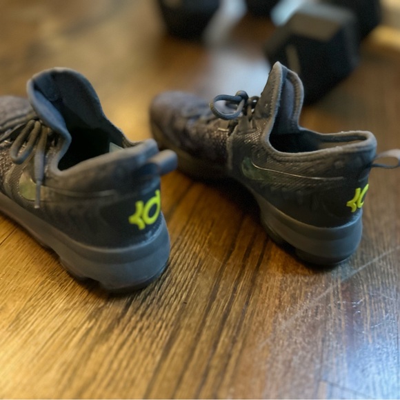 Gray Nike Size 7Y - Picture 2 of 3